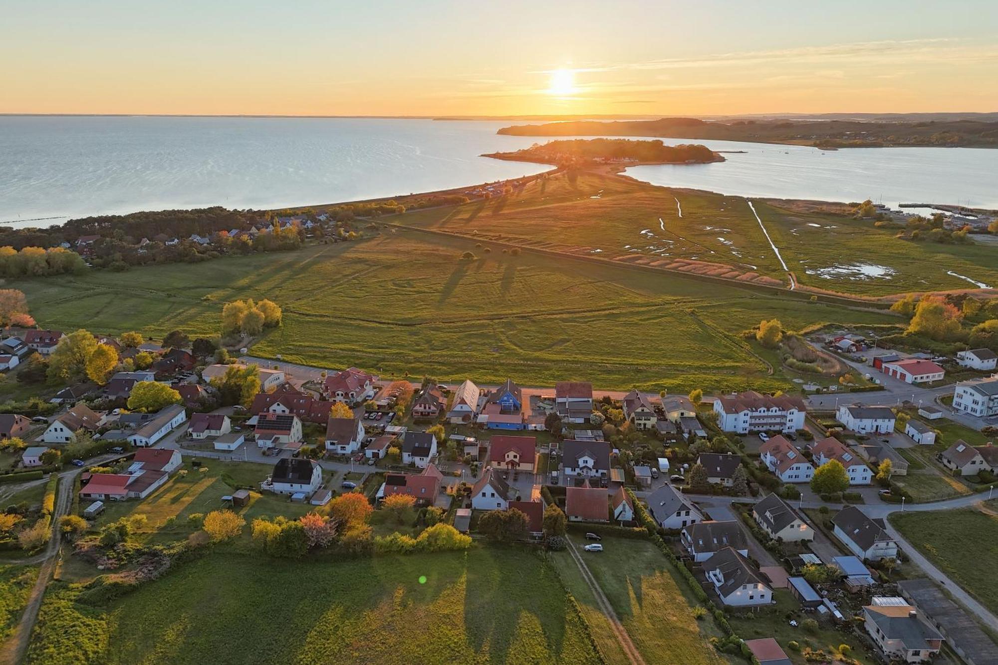 Schicke Fewo Mit Terrasse, Gratis Nutzung Vom Ahoi Erlebnisbad Und Sauna In Sellin - Haus De Niege Wech Fewo 02 Тиссов Экстерьер фото
